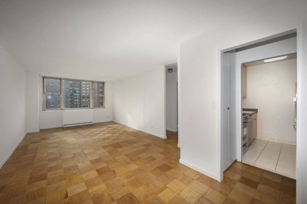 CONVERTIBLE 2 BR in Murray Hill!