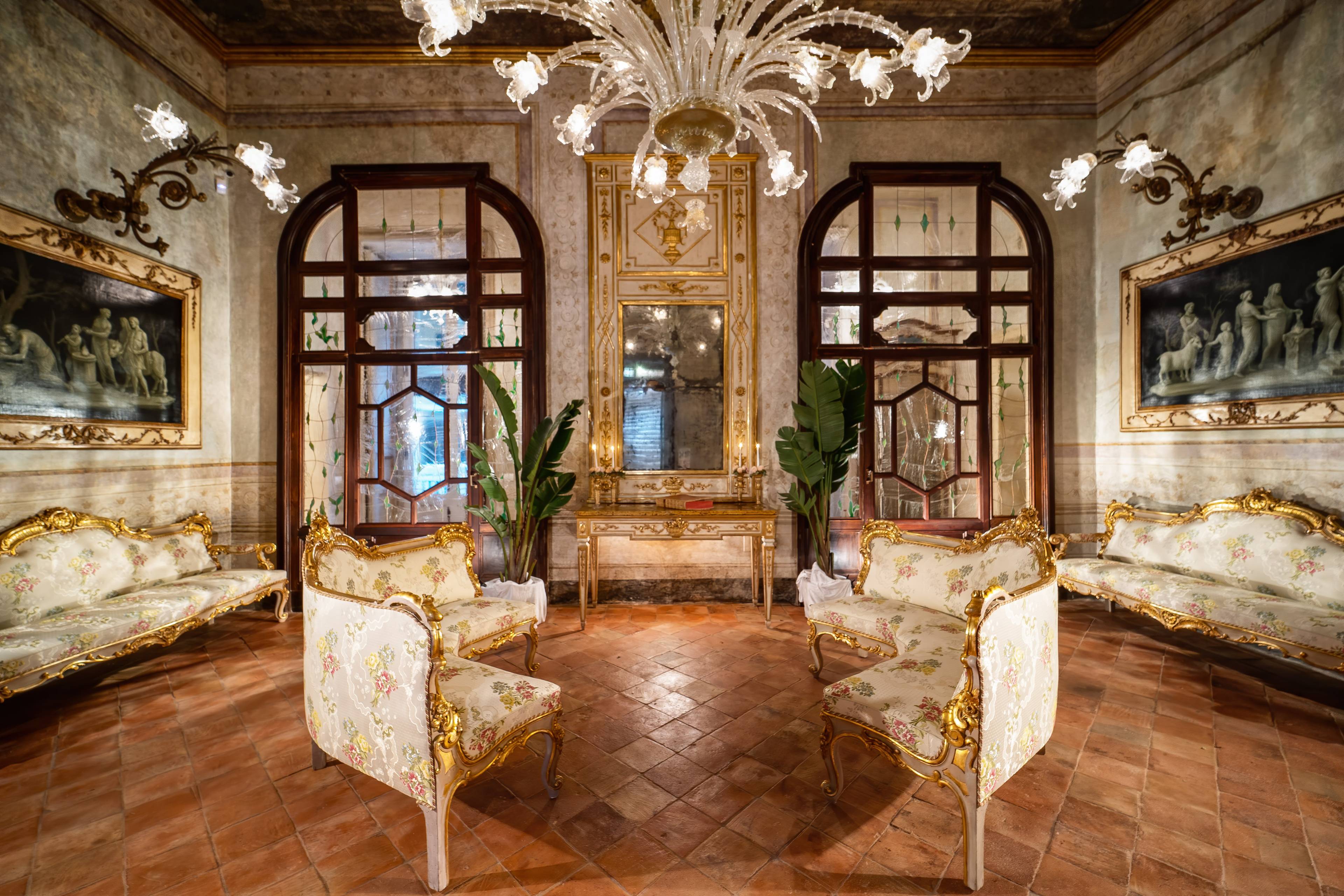 GORGEOUS HISTORIC PALACE IN NAPLES