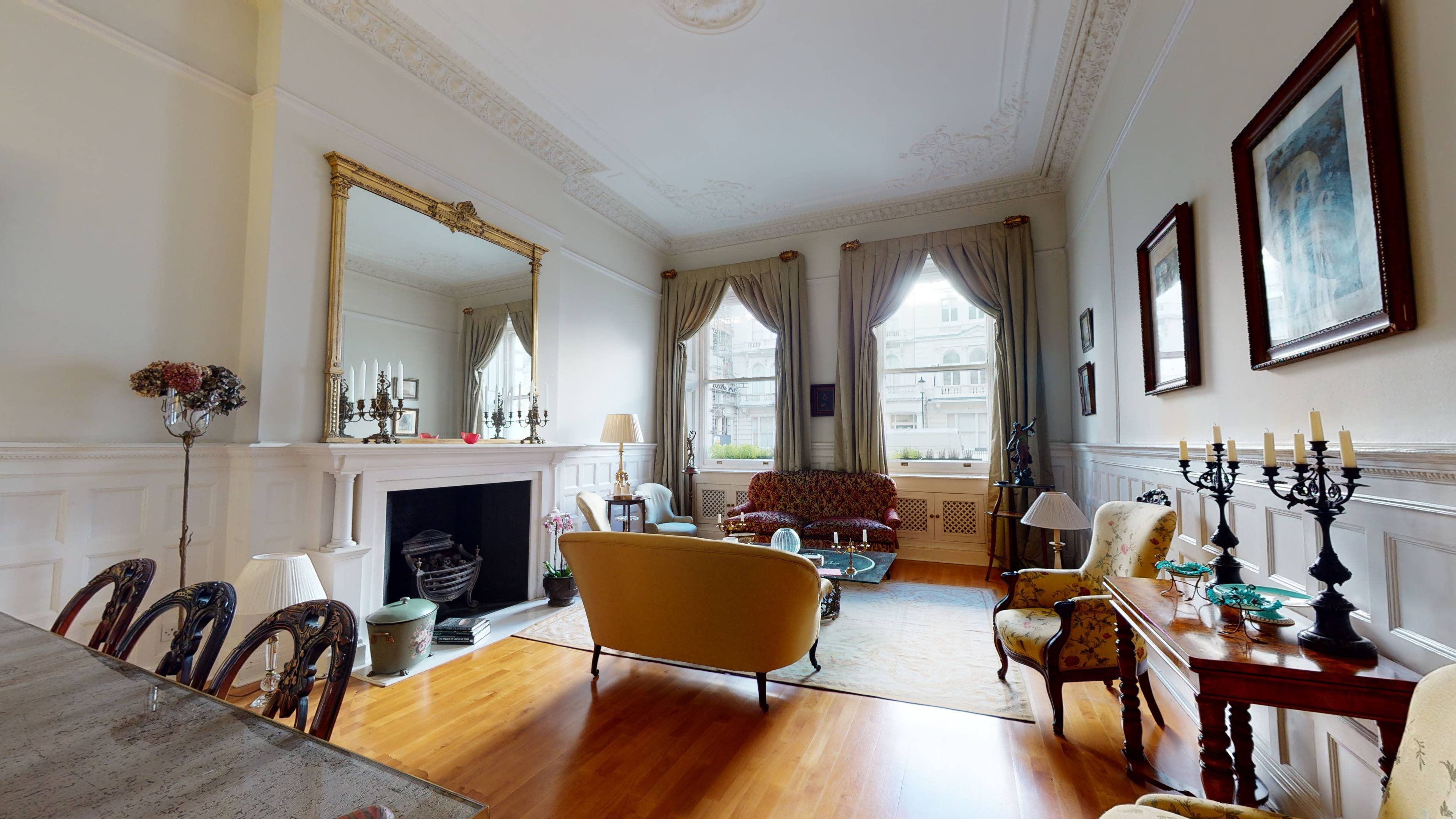 A stunning 3 bedrooms apartment in a very attractive period building located in this prestigious South Kensington address.