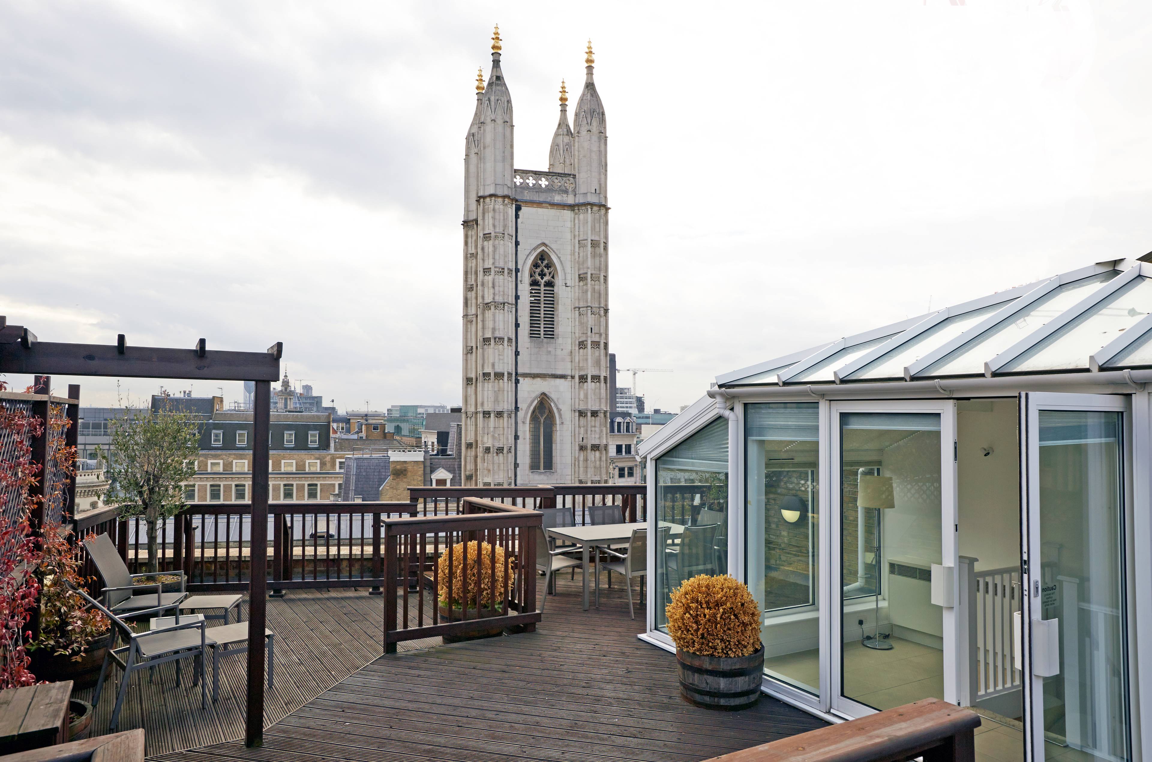 Luxurious Penthouse with Roof Terrace and Outstanding Views over the City of London - Two-Bedroom Serviced Apartment