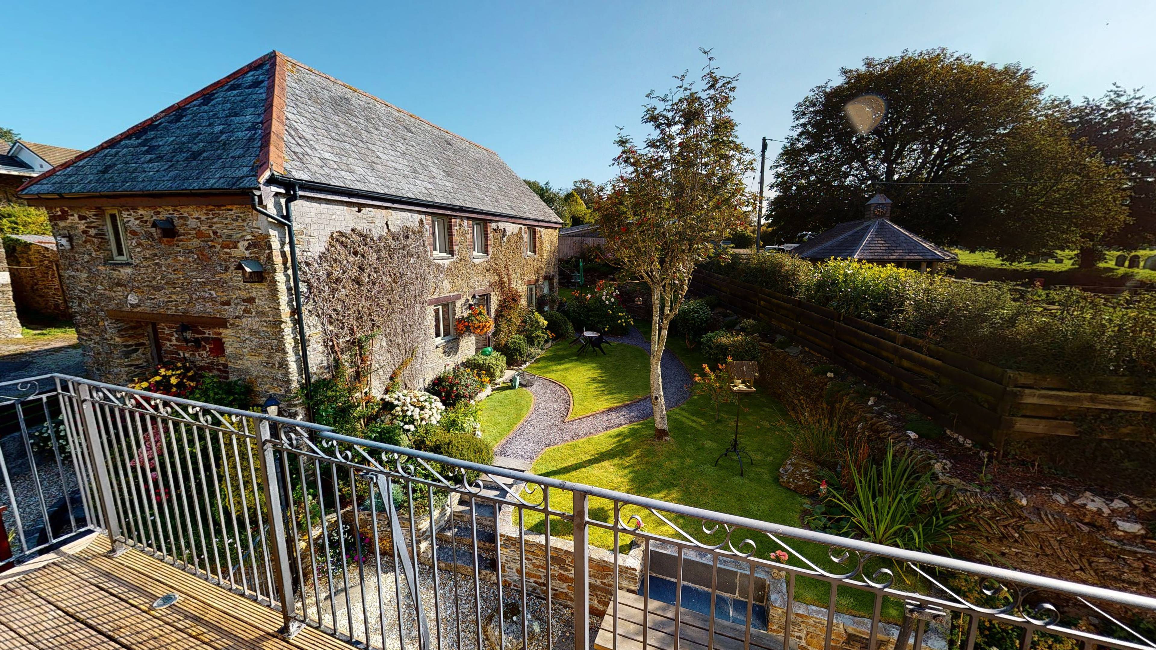 FANTASTIC LIFESTYLE OPPORTUNITY | Family home with a separate barn comprising 1 x 2 bed and 1 x 1 bed cottages.