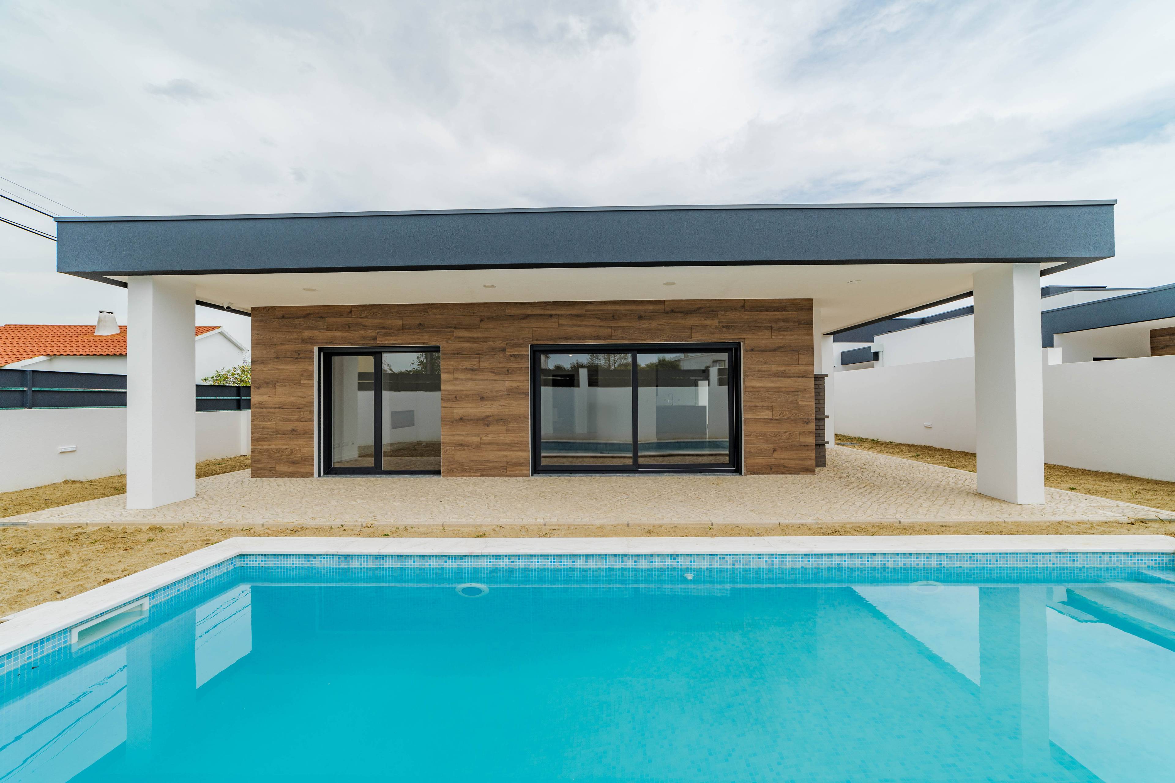 Experience Luxury Living in Azeitão: Brand New T4 Single-Story Home with 3 En-Suites on the Picturesque South Bank of the Tagus River!