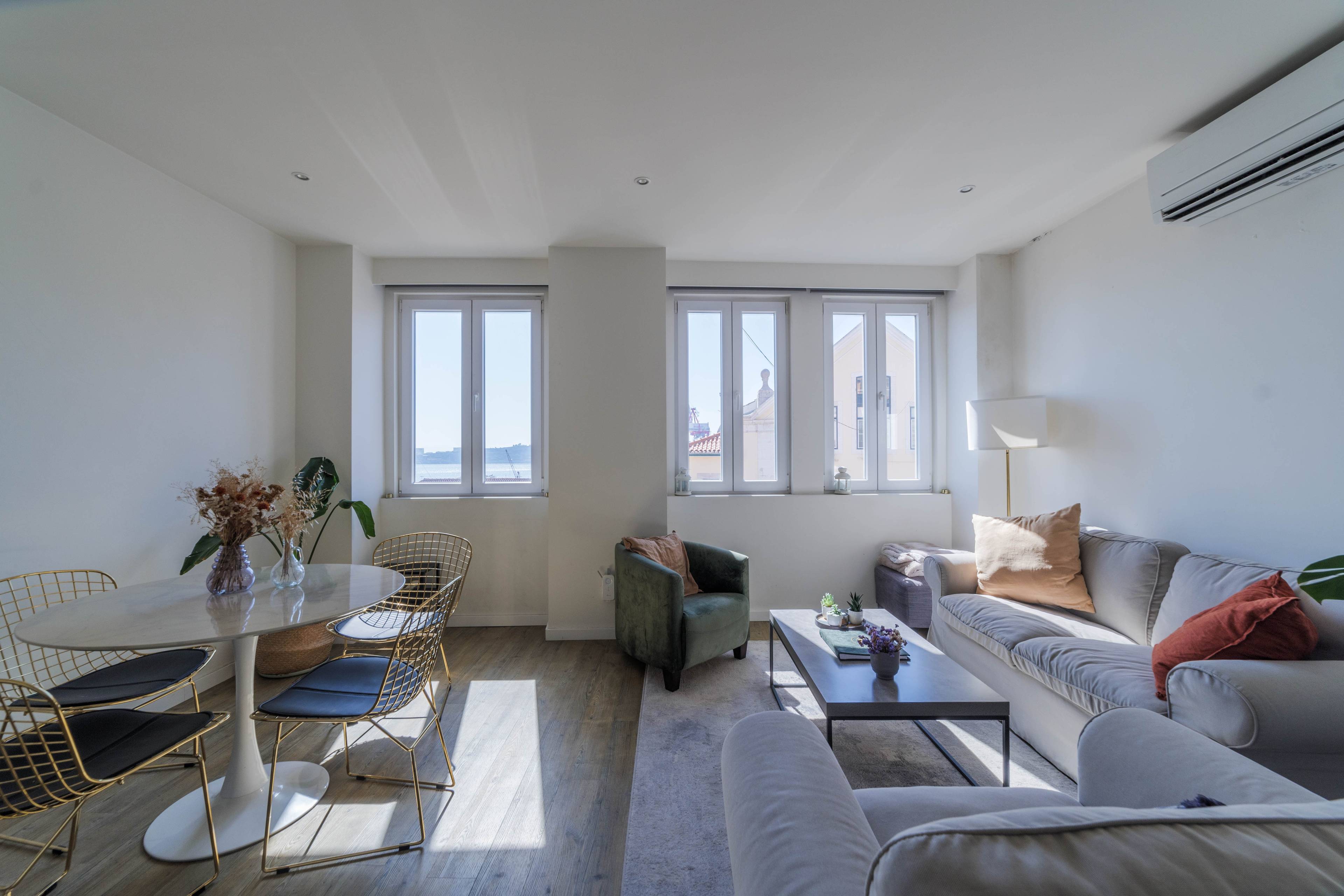 Unparalleled location and riverview T2 in Lapa, Lisbon