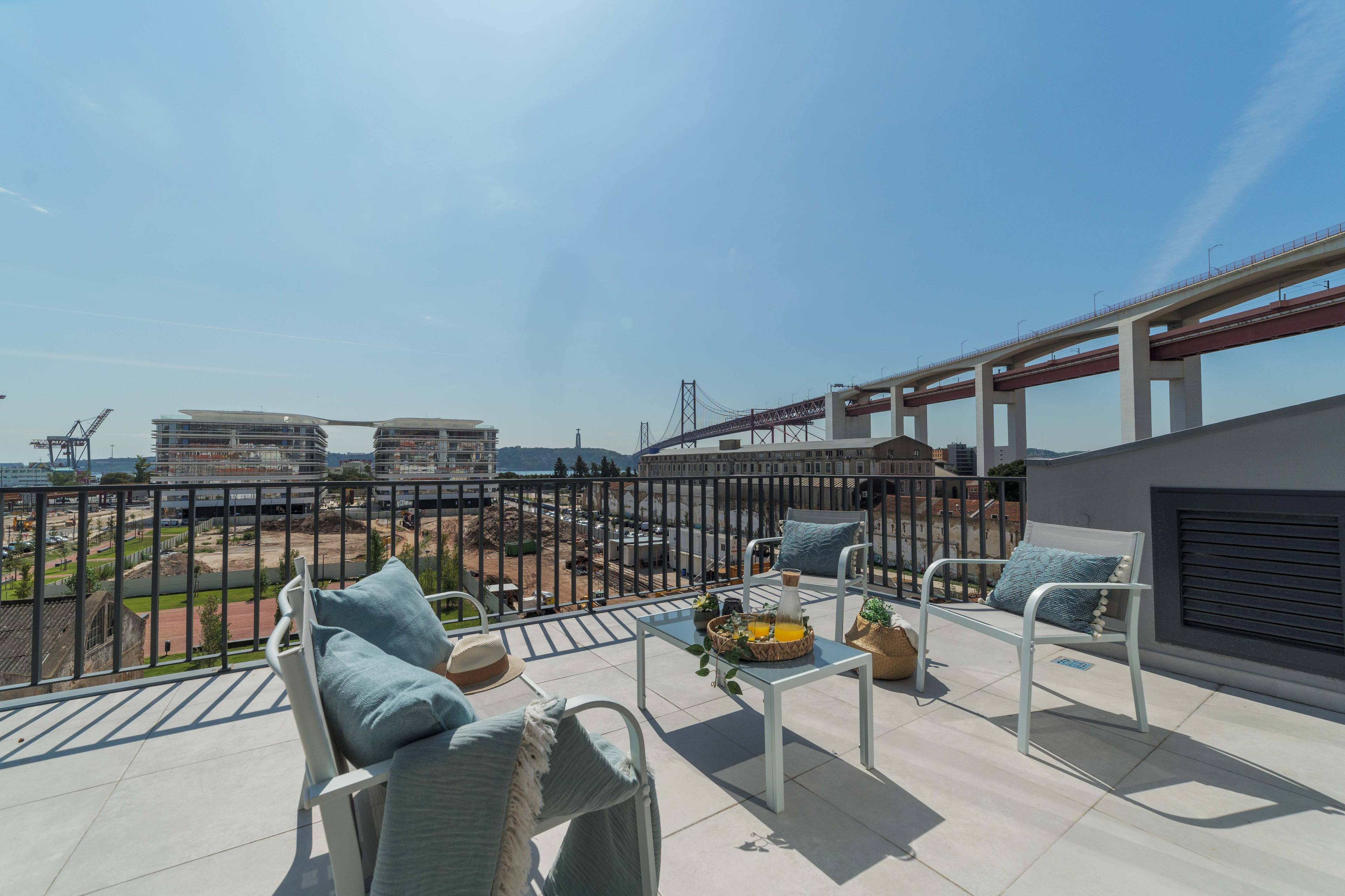 Penthouse | 30m2 Private Terrace | City Views | Jacuzzi | Parking Garage 2 Cars