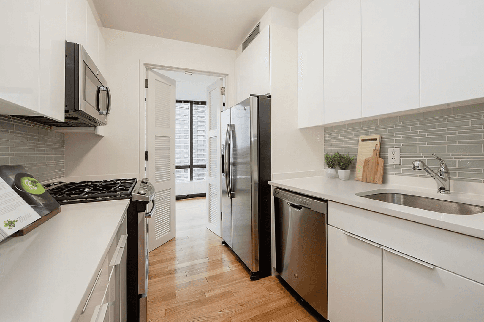Large Luxury 2 Bedroom in Sutton Place