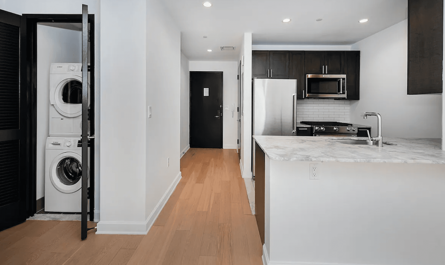 Chef's Kitchen / 2 Bed / 2 Bath / Full Amenities / W/D In Unit