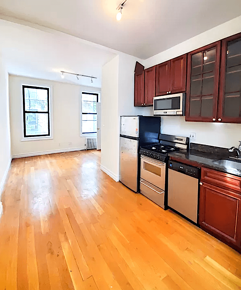 NO FEE - EXPANSIVE 2BED/1BATH IN PRIME EAST VILLAGE