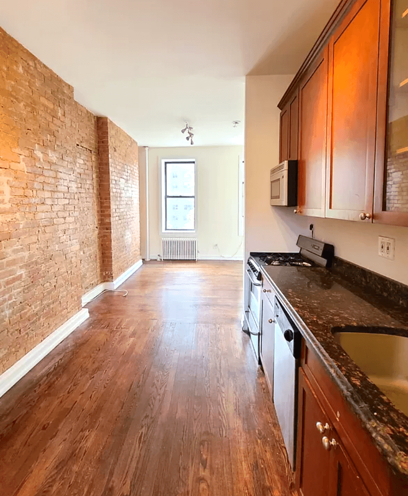 NO FEE - TOP FLOOR 2 BEDROOM W/ LAUNDRY AND ELEVATOR IN EAST VILLAGE