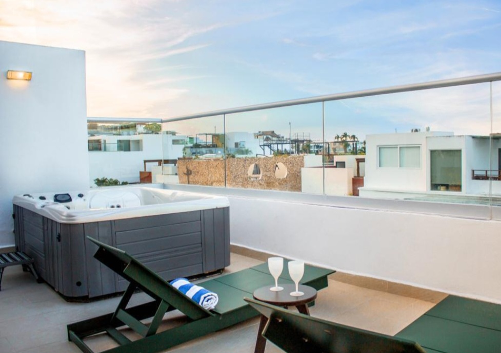 GEORGEOUS 3-BEDROOM PENTHOUSE, FEW STEPS FROM THE BEACH