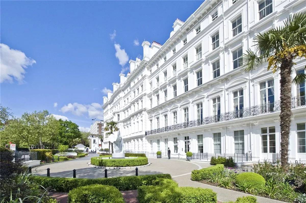 Modern one bedroom apartment in the heart of London - situated within The Lancasters, a highly desirable building over looking Hyde Park