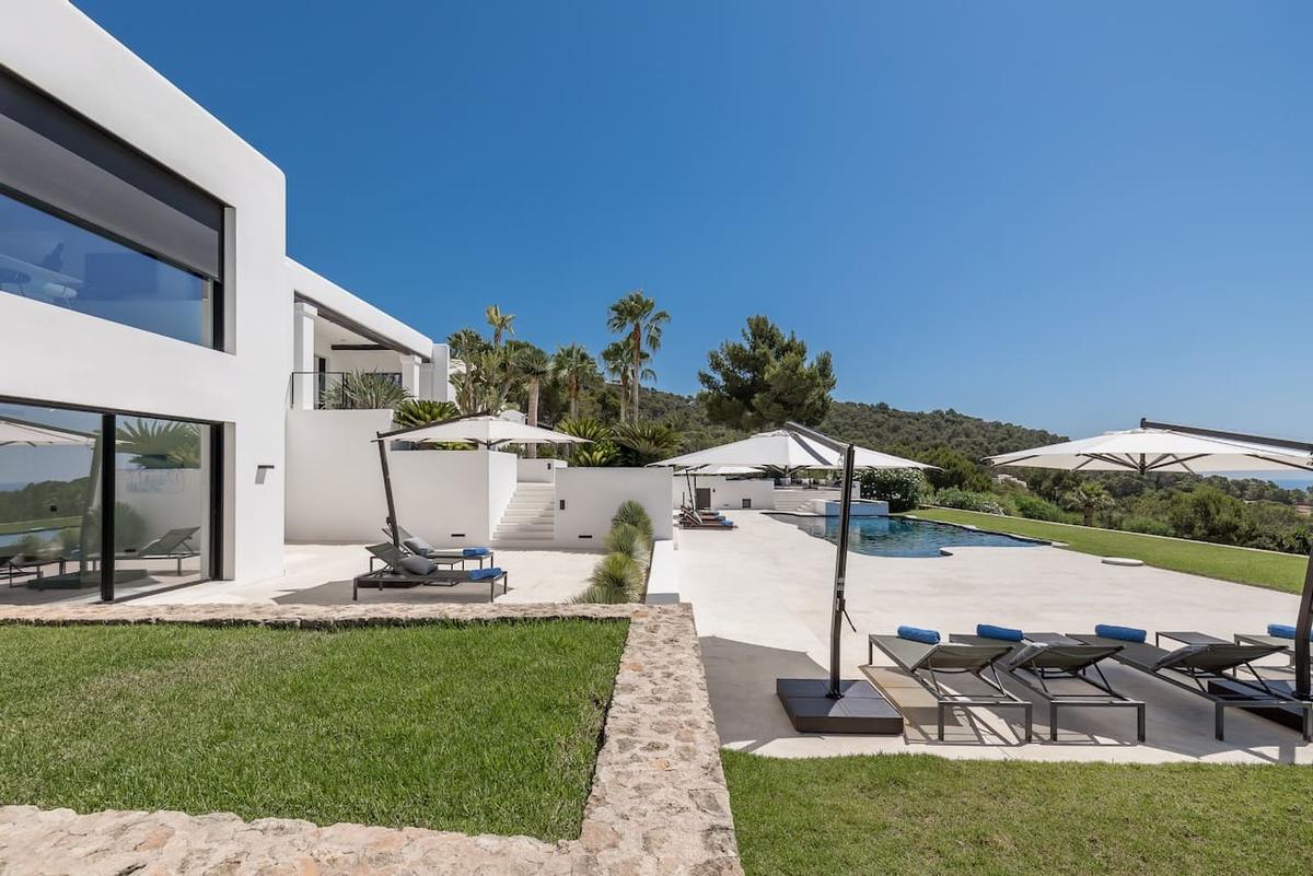Villa Can Elara to rent in Ibiza - Sunbeds
