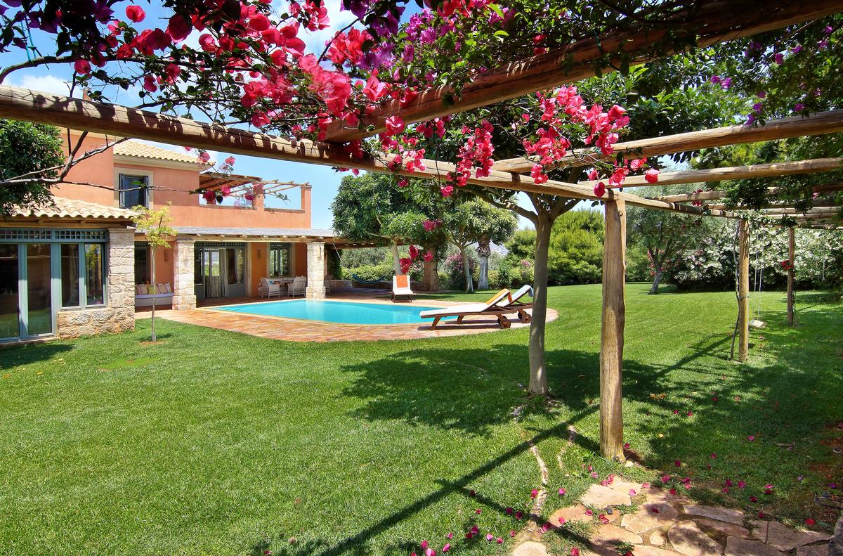 Villa to rent in Vouliagmeni - EXTERIOR 14
