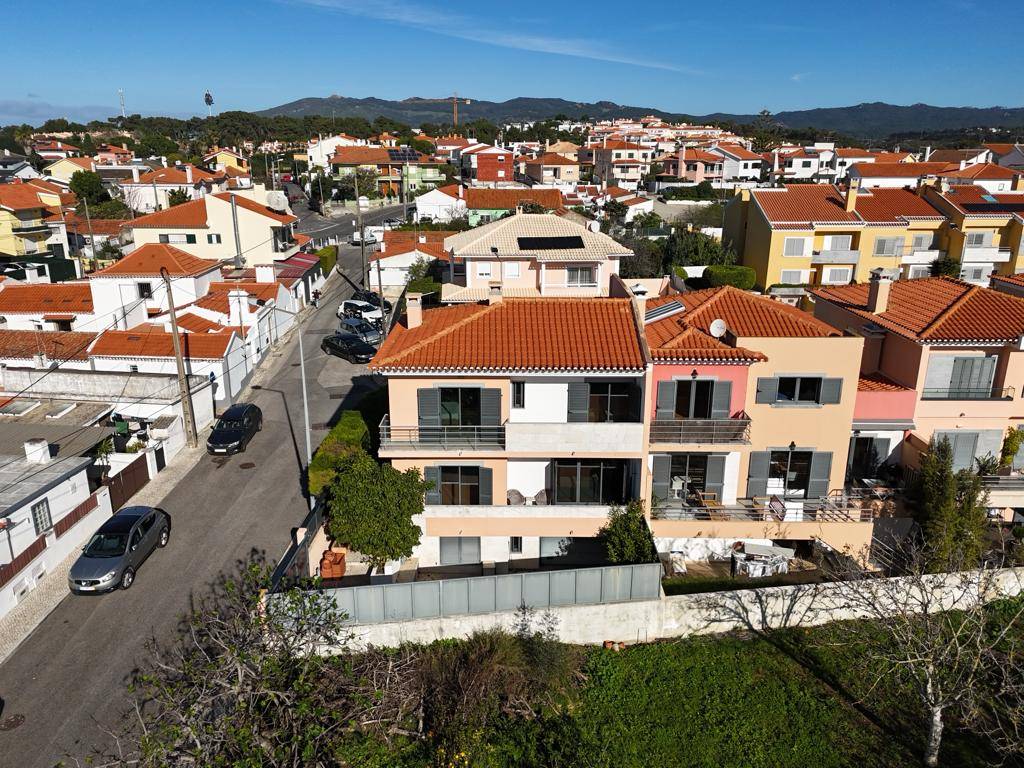 Semi Detached Villa | 5 minutes drive from Cascais Downtown and the Beach