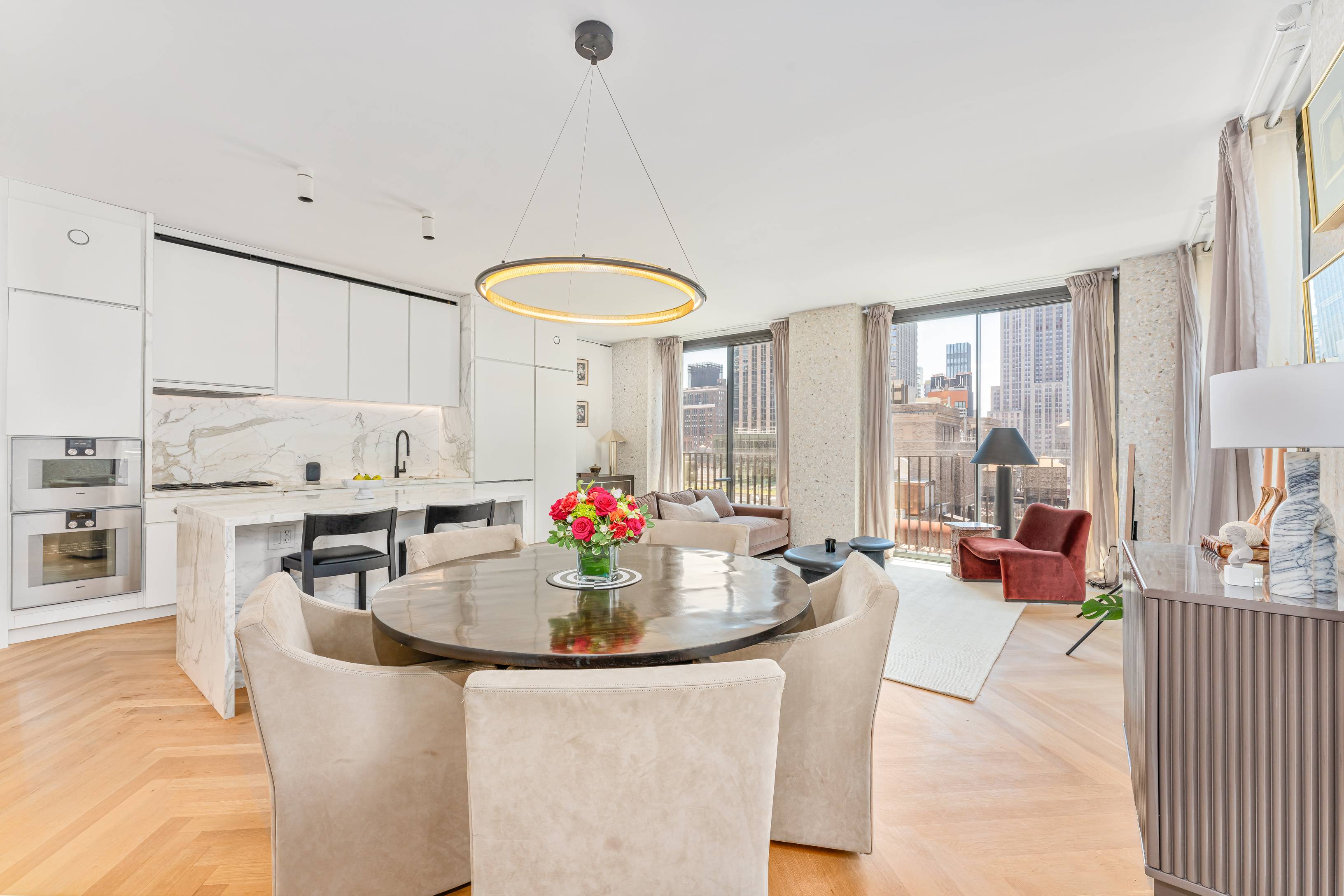 Stunning corner 2-bedroom/ 2.5-bathrooms home by the Bryant park