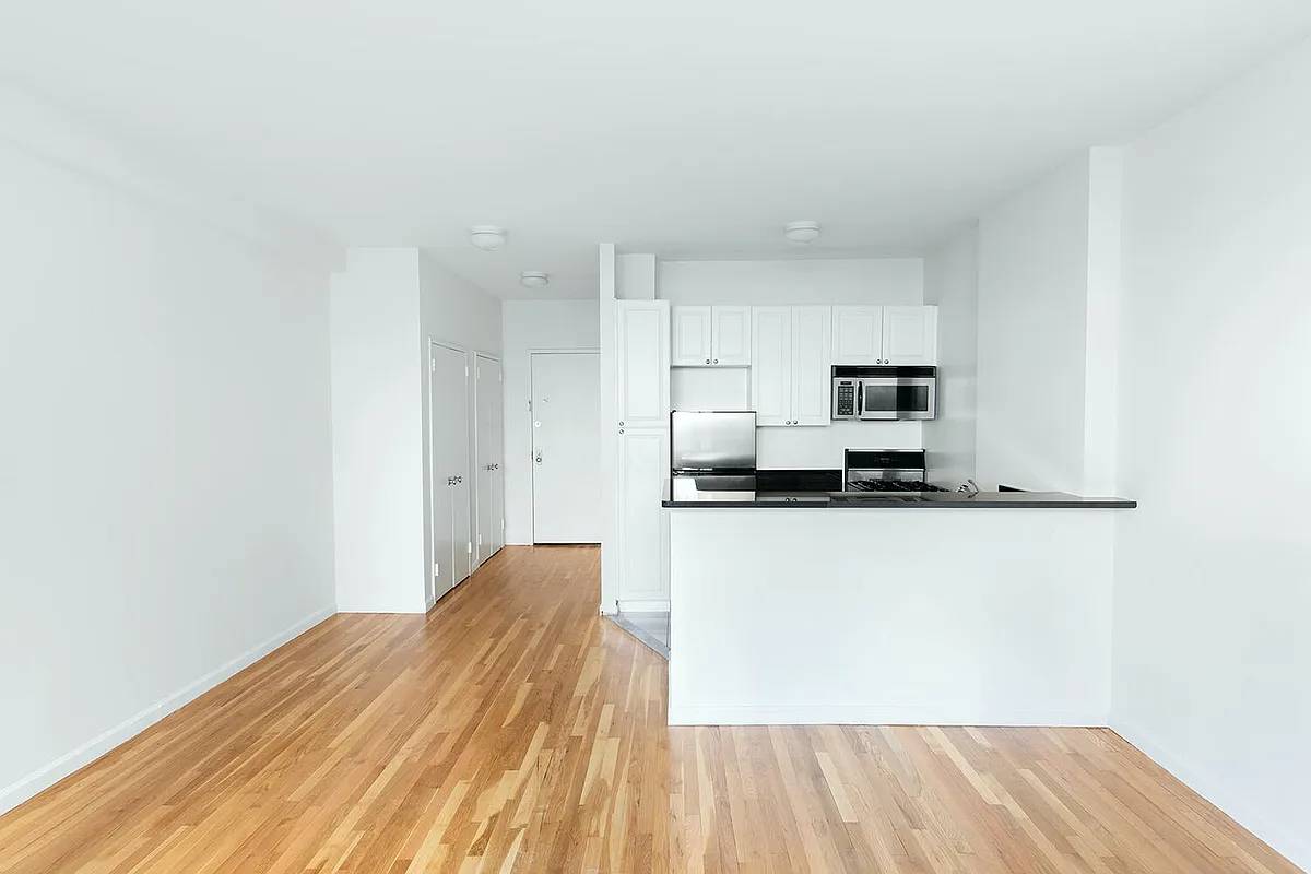 Studio in Chelsea Available Now!