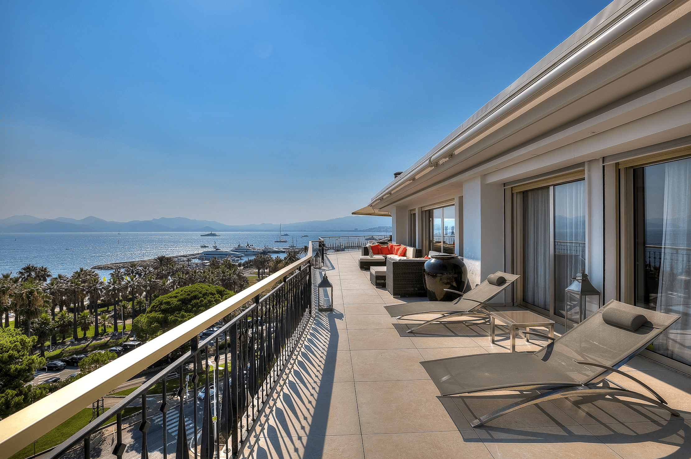 Cannes ,Splendid penthouse located on la croisette with sea view.