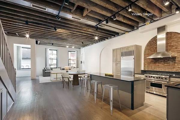 ULTRA-PRIVATE DUPLEX LOFT HOME TOPPED BY A 400-SQUARE-FOOT PRIVATE ROOF DECK.
