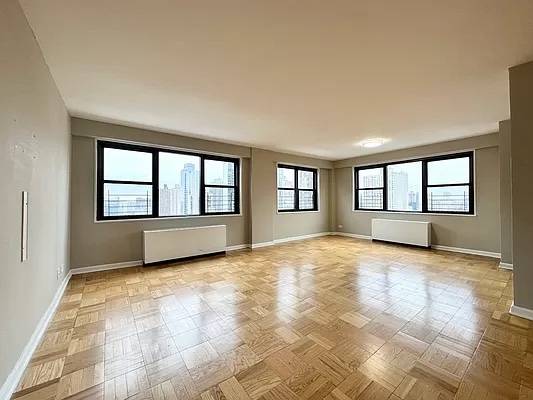 No Fee, Spacious 3 Bedroom apartment for rent on the Upper East Side