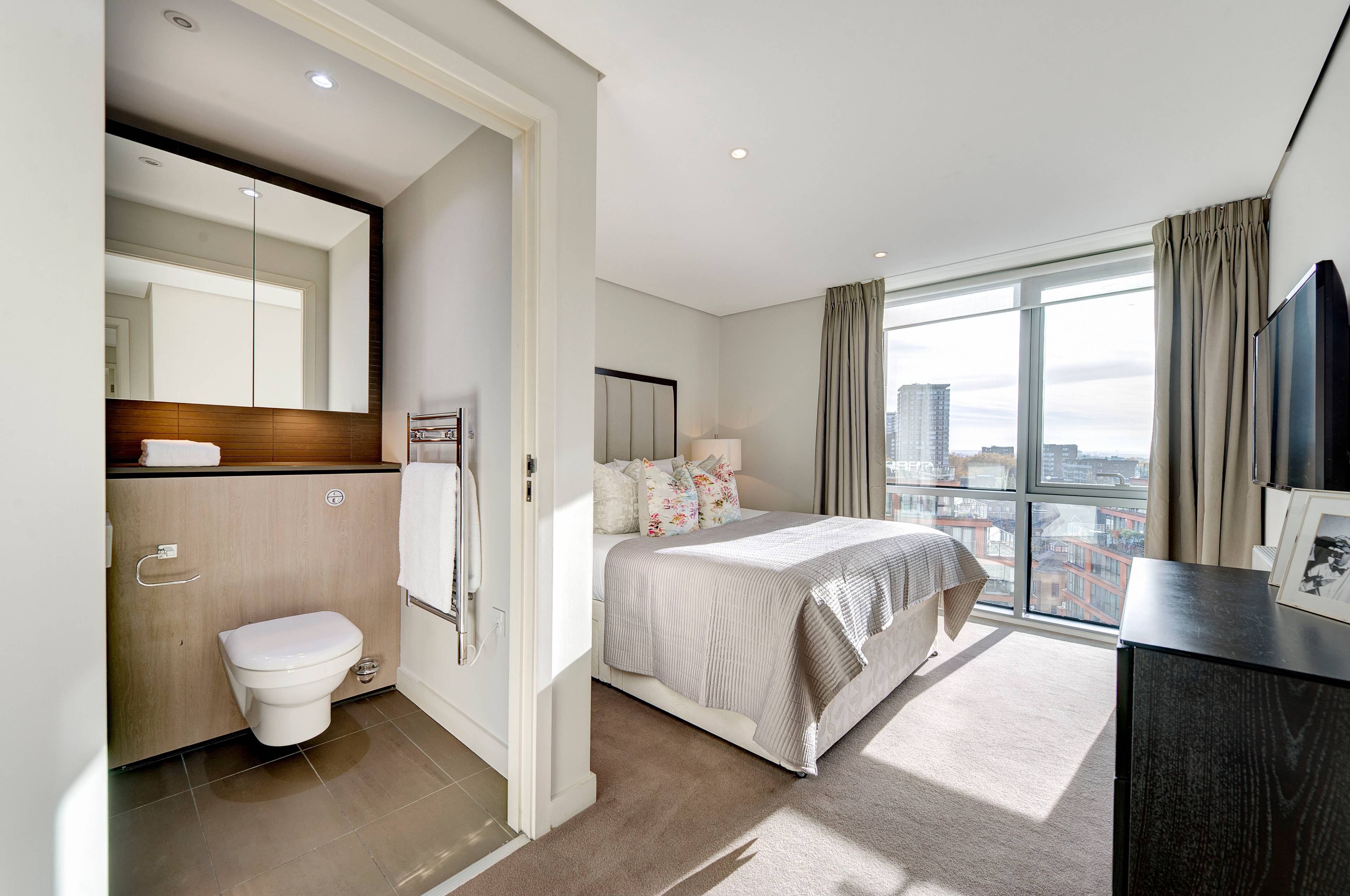 A stunning three-bedroom interior designed apartment located on the 9th floor within this prestigious development set within the heart of Paddington Basin.
