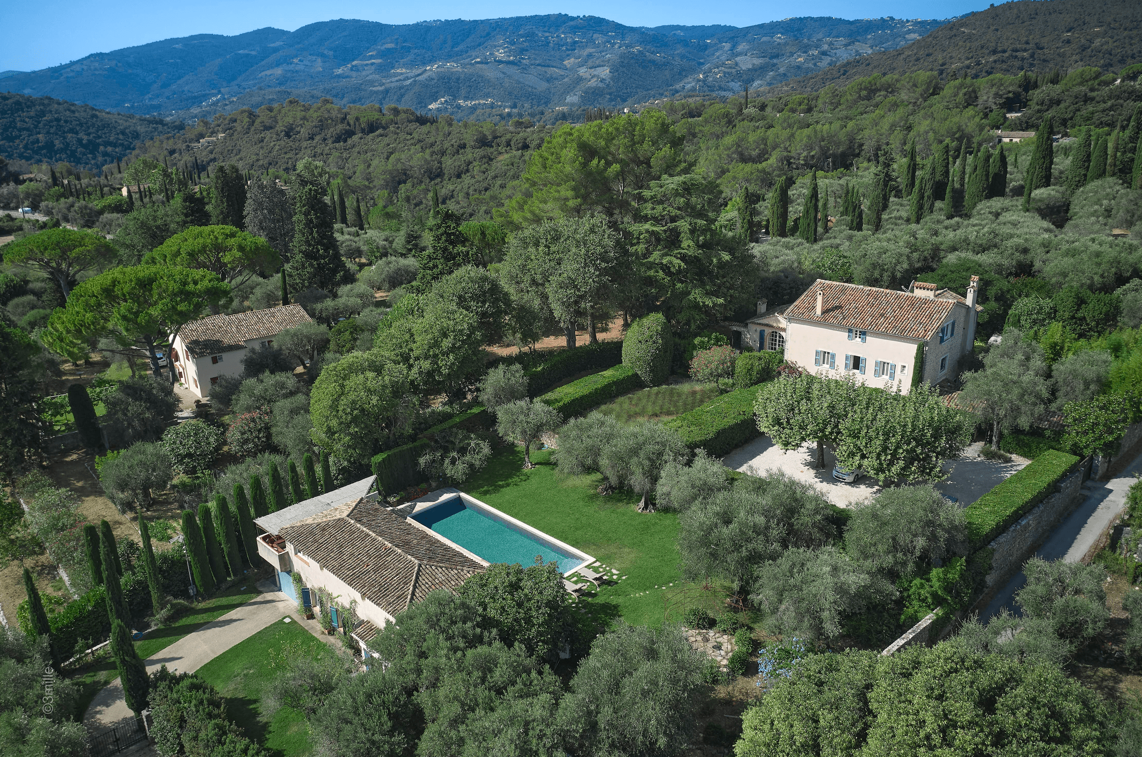 A beautiful Provençal villa with swimming pool in Grasse Saint –Jacques .