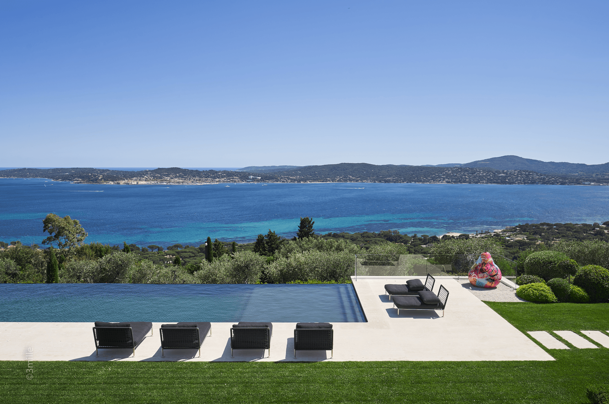stunning luxury villa with beautiful view over the Gulf of Saint-Tropez.