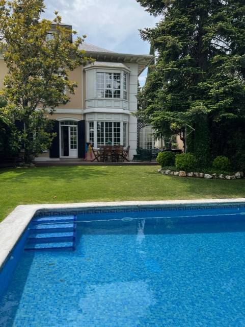 Beautiful English Style Townhouse home with private pool- Madrid