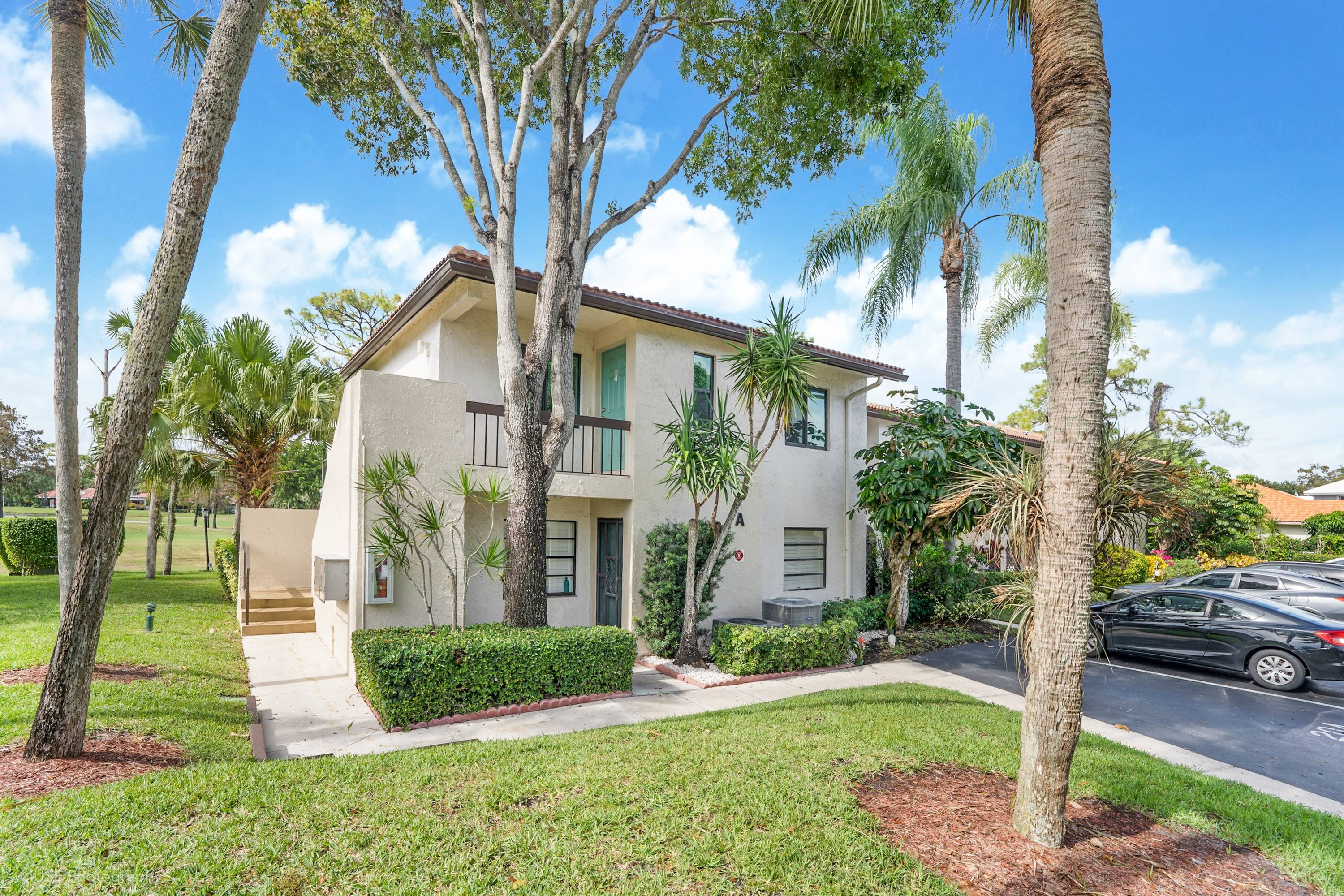 Boca Raton Completely Renovated |2 beds| 2 baths| 1216 sf | Golf Course Views And Access |