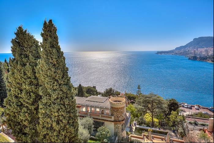 Roquebrune-Cap-Martin , Une superbe propriété Belle Epoque avec une vue panoramique sur la mer et les montagnes de Monaco.