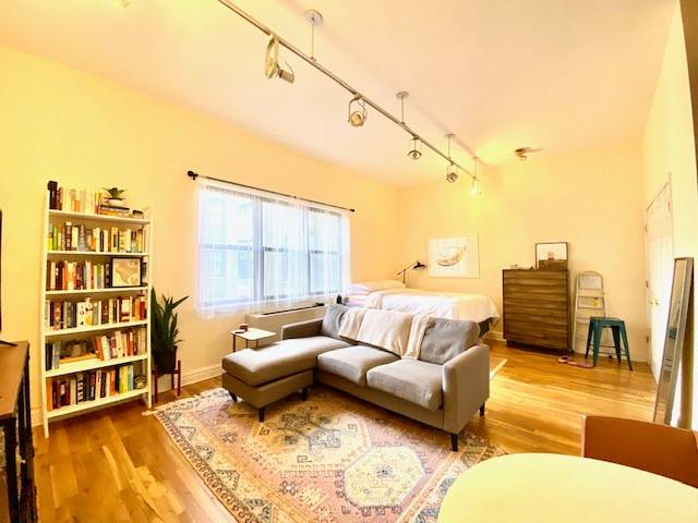 bright and spacious studio in Brooklyn Heights!