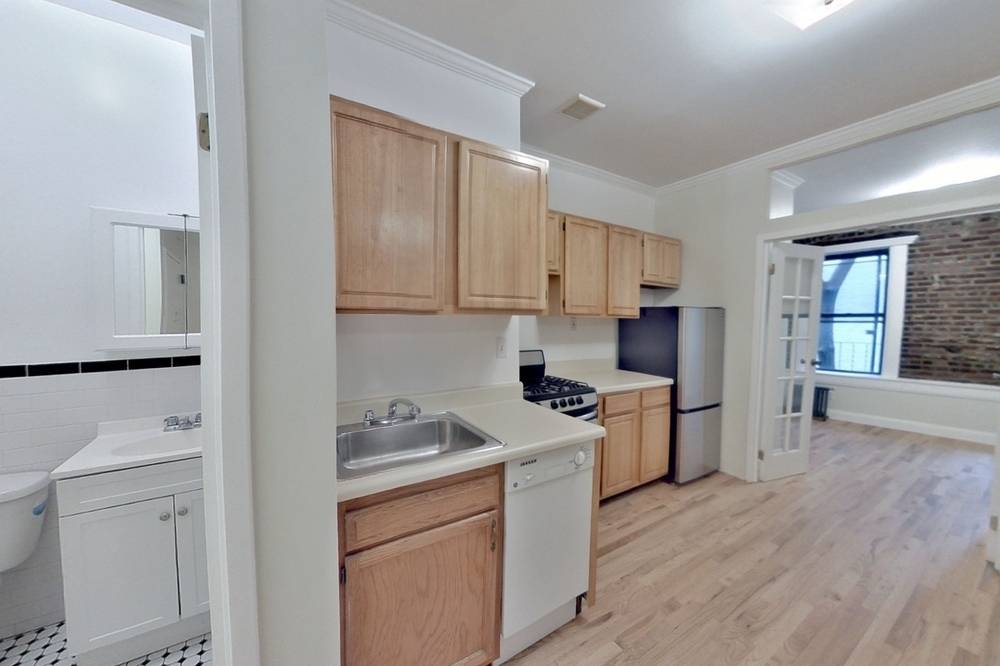 NO FEE, Spacious 3 Bed/2 Bath Apartment in Little Italy