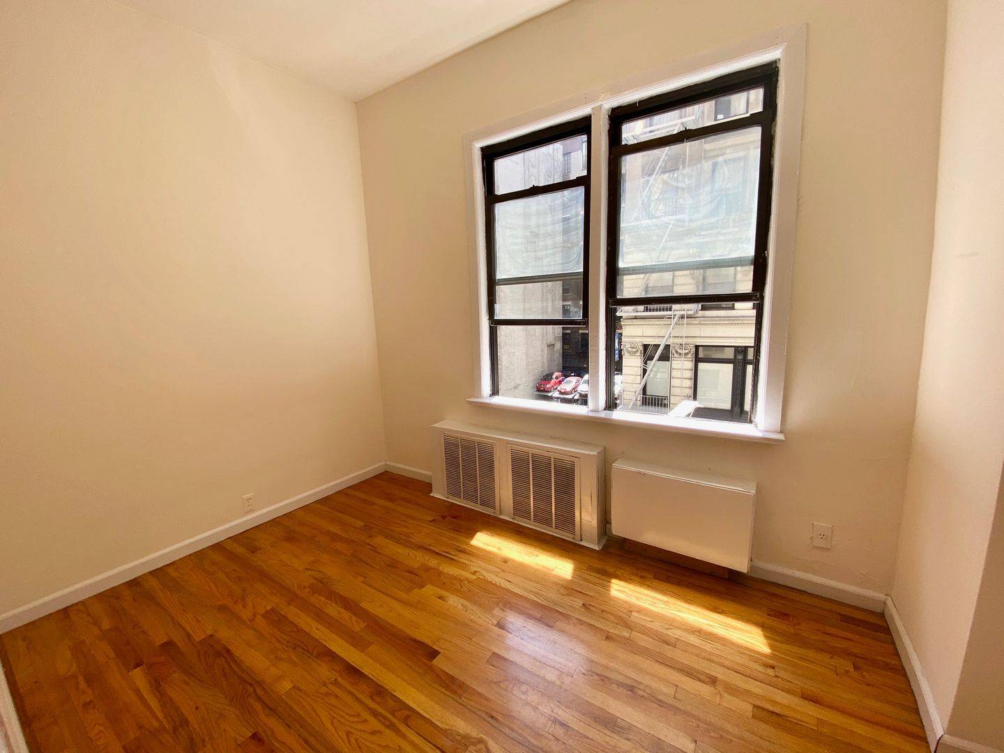 Newly renovated 1 Bedroom with loft area in the heart of Flatiron. 6 train and QR train are within few minutes distance away and plenty of gyms (Equinox, Crunch, NYRC) within 5 min as well.