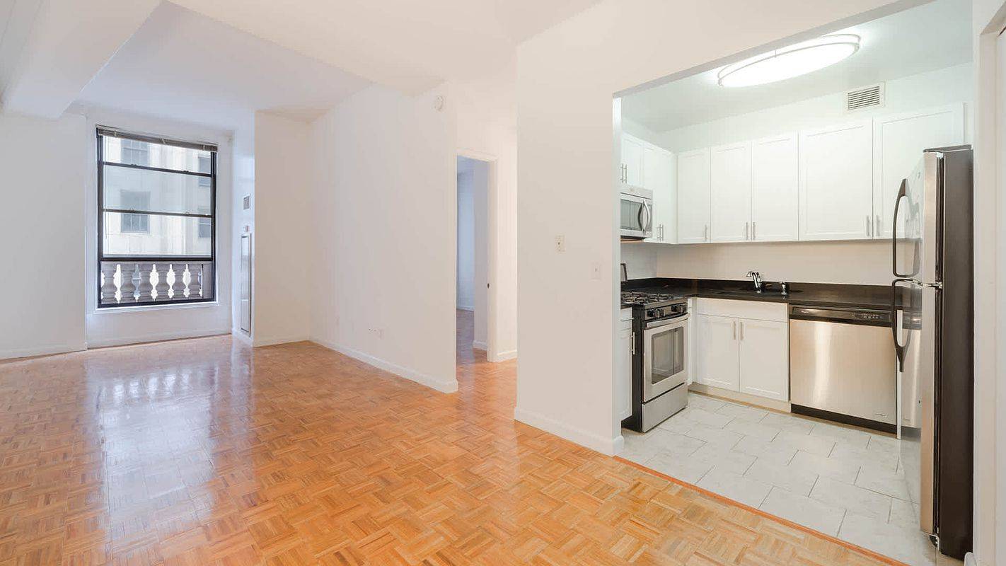 No Fee, 2bed/2bath Apartment in Luxury Financial District Building with Balcony