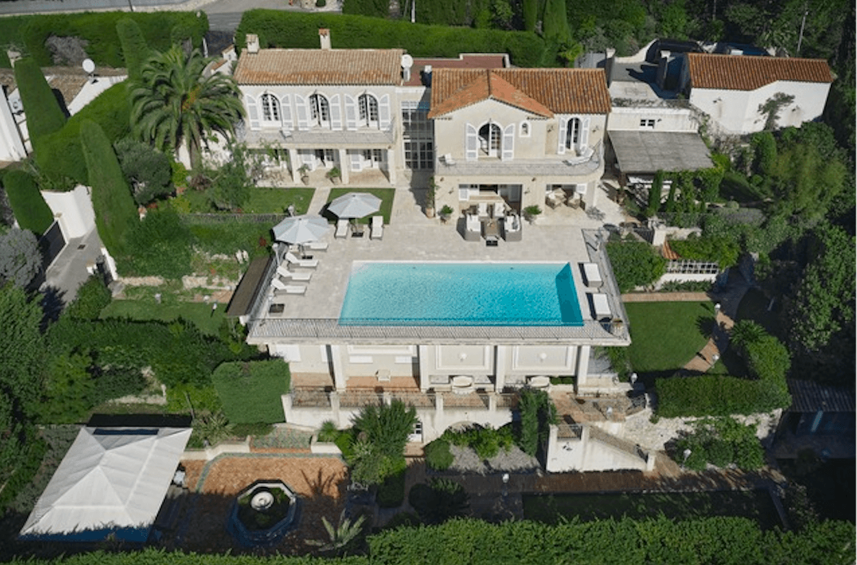Beautiful villa located in the heart of one of the most popular addresses in Mougins .