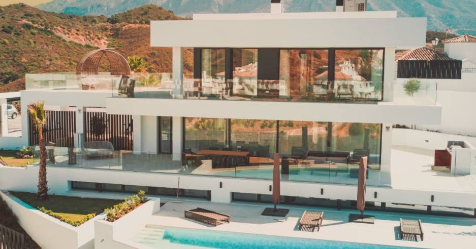 An impressive “move in ready” villa with striking sea views