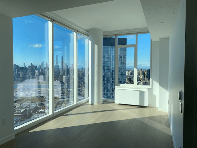 No fee, Studio Apartment in Luxury Long Island City building, W/D in Unit