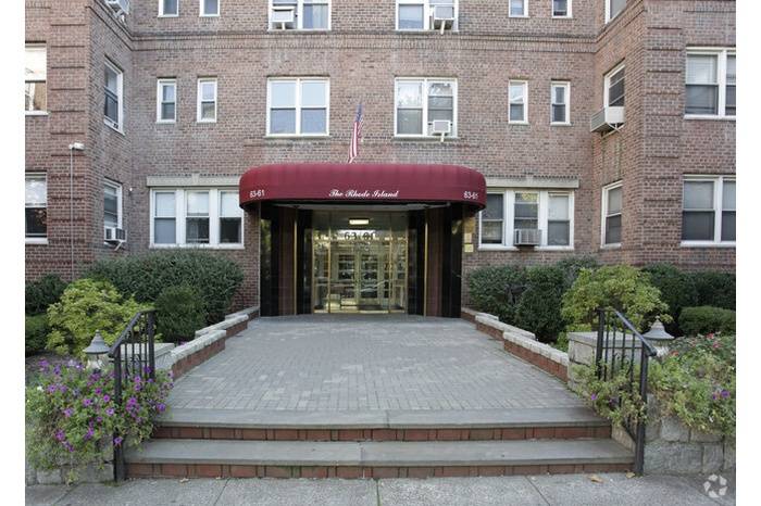 IN THE HEART OF REGO PARK CLOSE TO ALL !!!