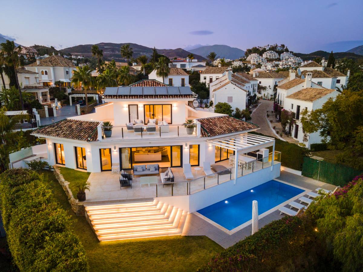 Completely refurbished family villa with breath-taking sea views in the heart of the Golf Valley, Nueva Andalucia