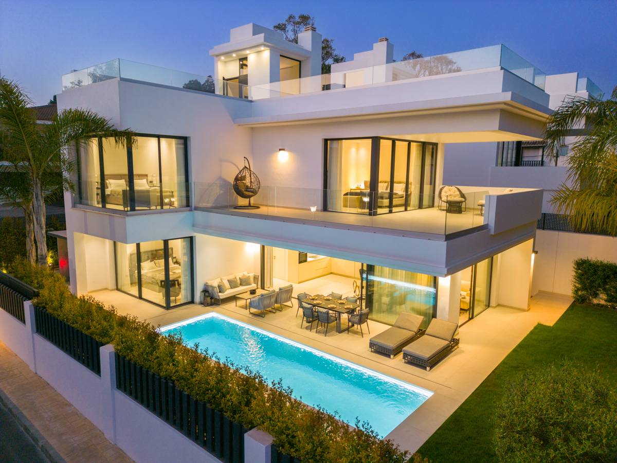Modern and Contemporary Beachside 4-Bed Villa, Rio Verde, Marbella