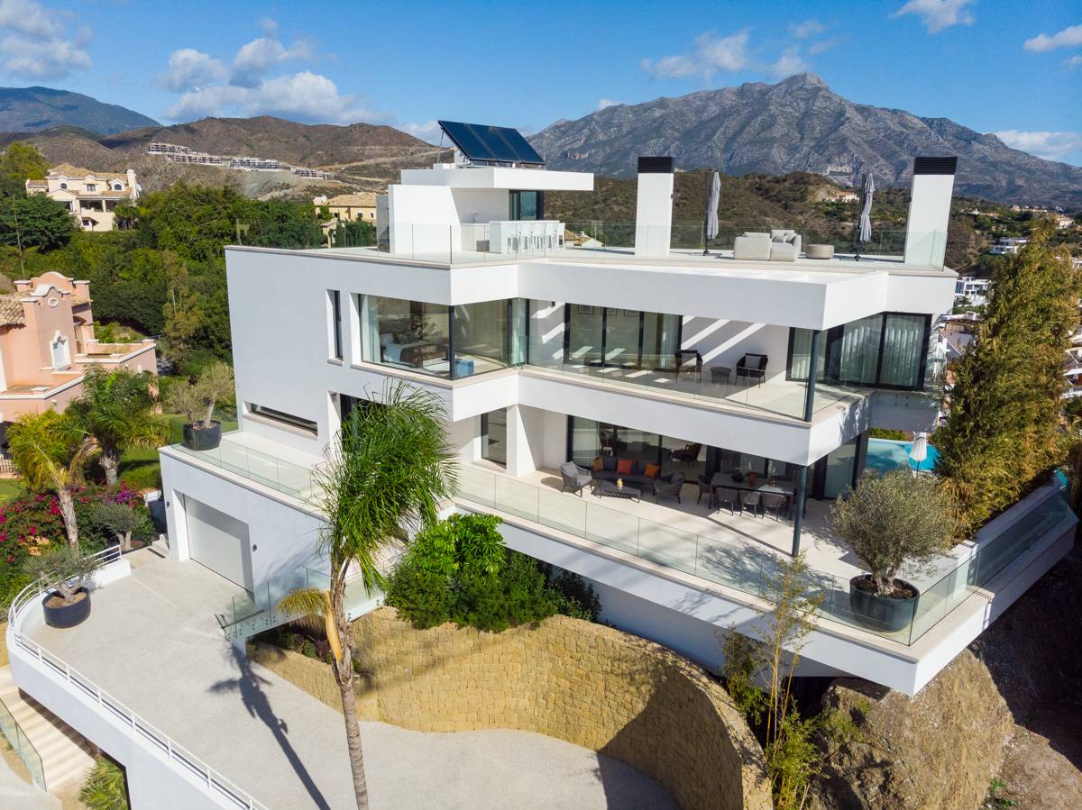 A contemporary architectural masterpiece in the exclusive neighbourhood of La Quinta
