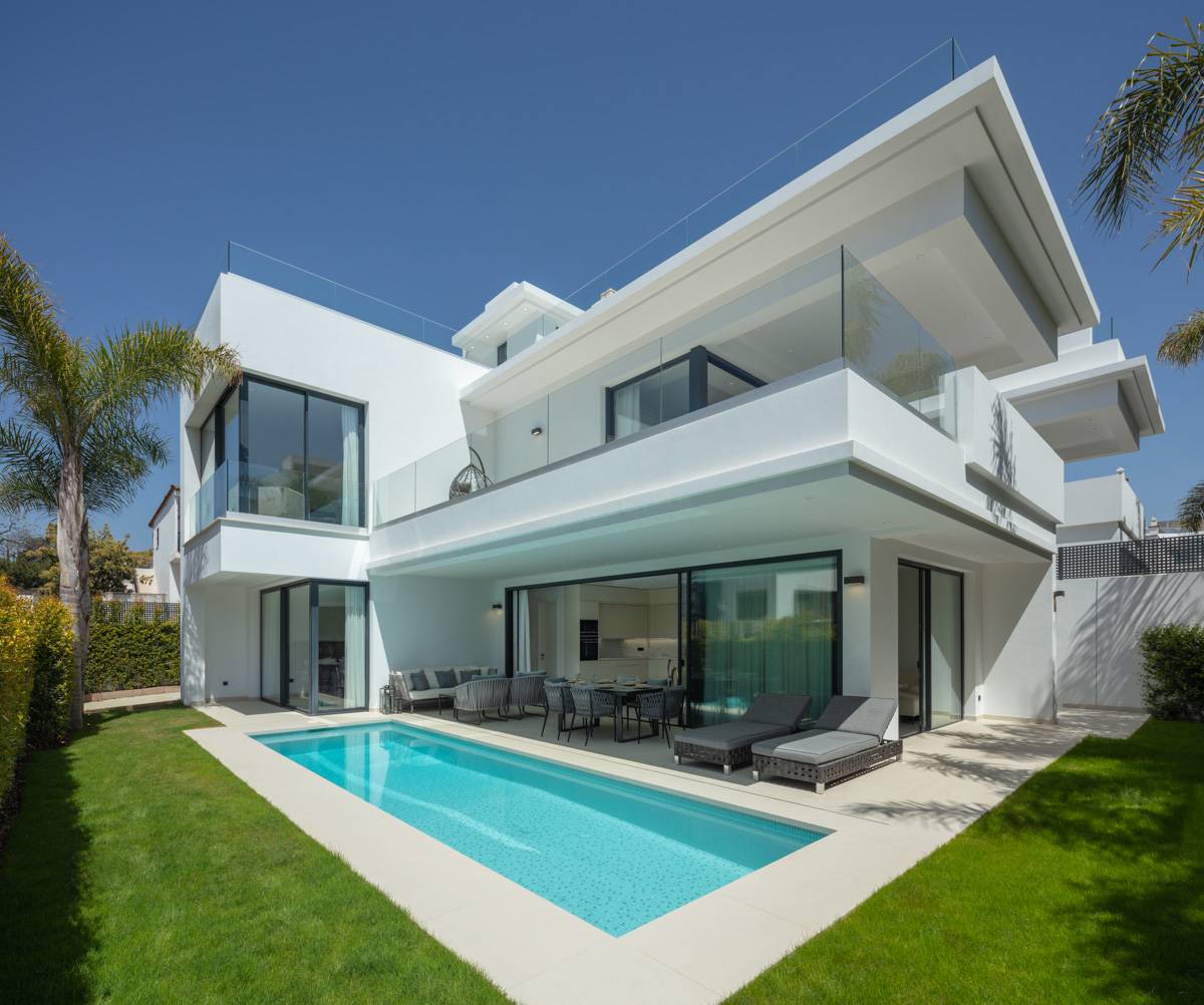 Modern and Contemporary Beachside 4-5 Bed Villa, Rio Verde, Marbella