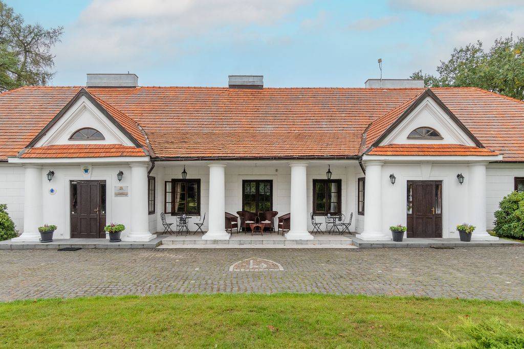 Own a Piece of History: Grand 18th Century Manor Awaits, Minutes from Warsaw!