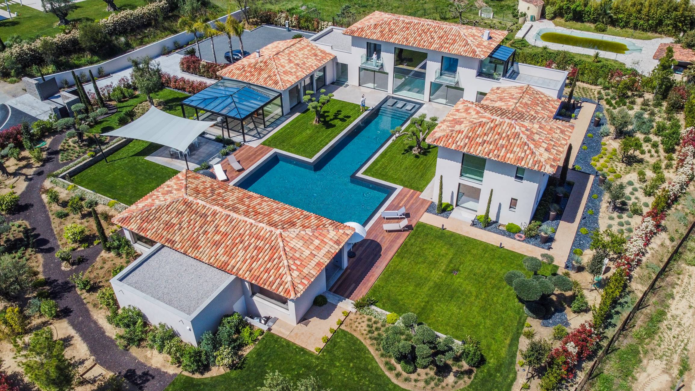 Sublime new property located near the beaches and the center of Saint Tropez .