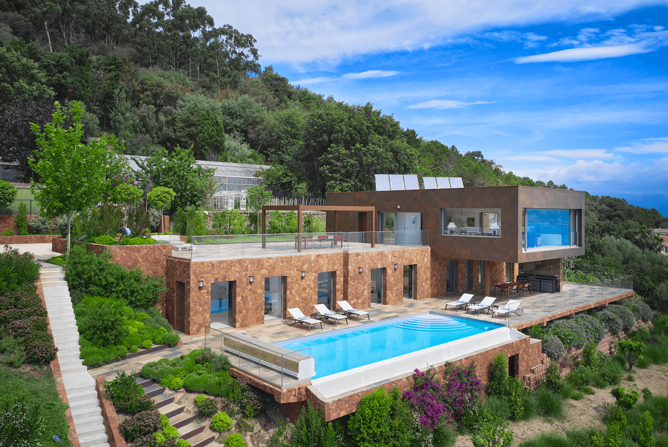 Theoule- Sur-Mer . Superb contemporary villa with a panoramic sea view and the bay of Cannes