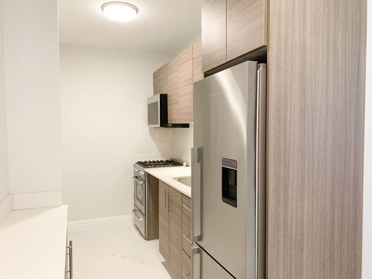 1 Bed 1 Bath | Corner Apartment | Entry Foyer | Kitchen Service Entrance | Walk-in Closet | Natural Light | Newly Renovated |