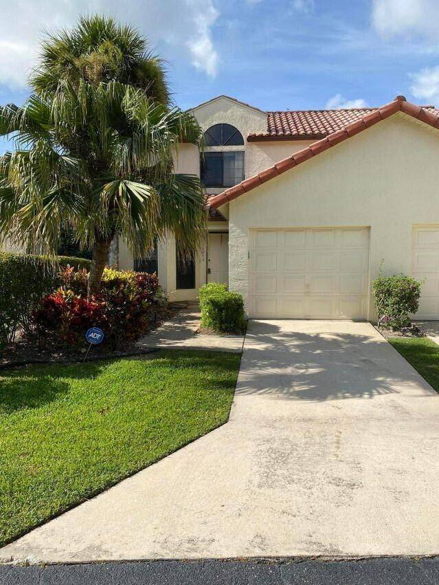 Stunning 2 bedroom 2 Bath Townhome in Boca Raton with a 1 Car Garage.