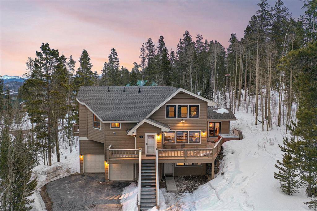 This wonderful Peak 7 residence has an idyllic uphill setting with gorgeous views of the Tenmile Range from the large primary suite which is dedicated to its own level.