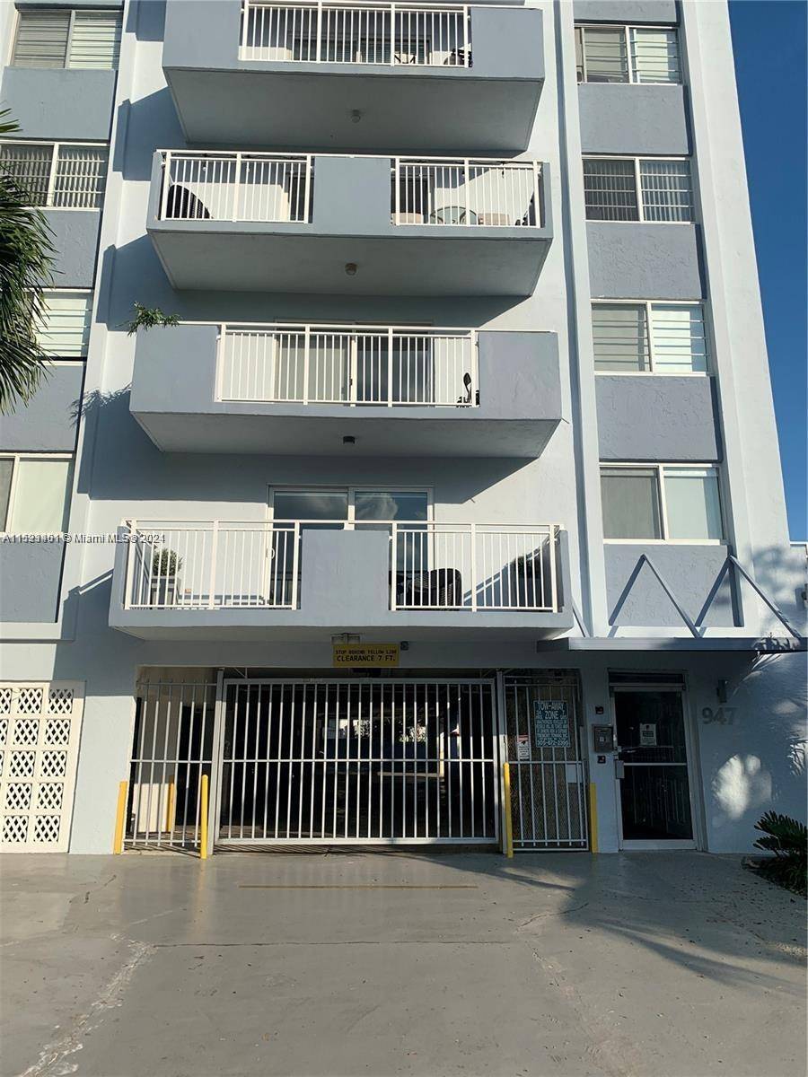 FORMIDABLE 1 BEDROOM APARTMENT, STAINLESS STEEL APPLIANCES, QUIET NEIGHBORHOOD, SPACIOUS, LOTS OF STORAGE PLACE.