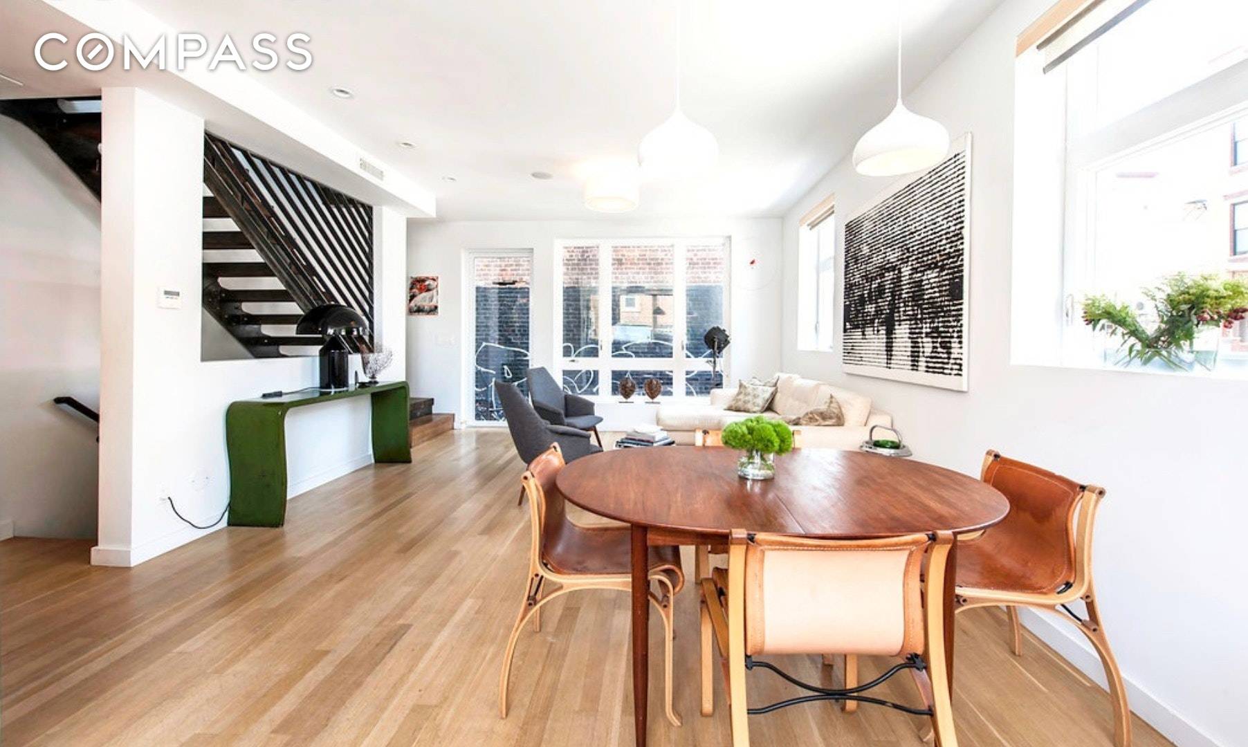 A fully equipped modern townhome in the heart of Williamsburg !