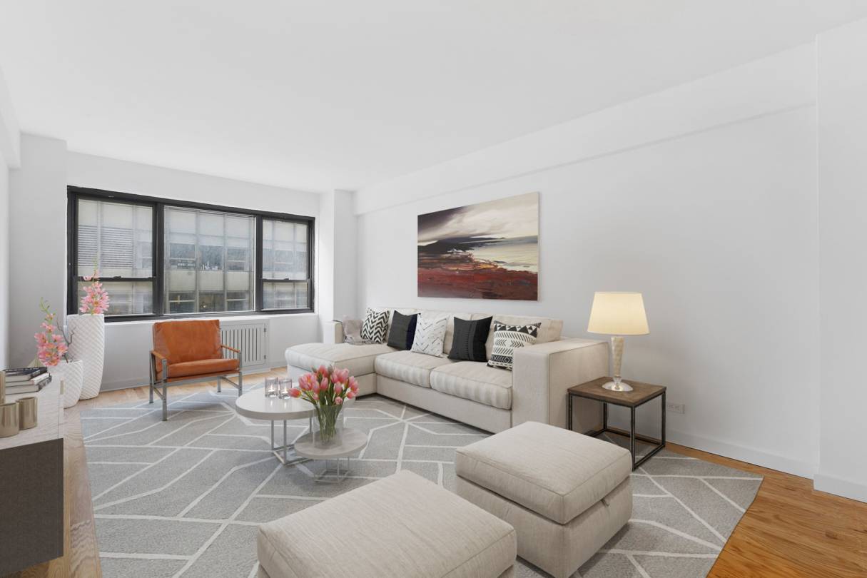 Surrounded by the city's best restaurants, hotels, Grand Central and the United Nations apartment 8D is a spacious and very comfortable one bedroom one bathroom apartment with a home office ...