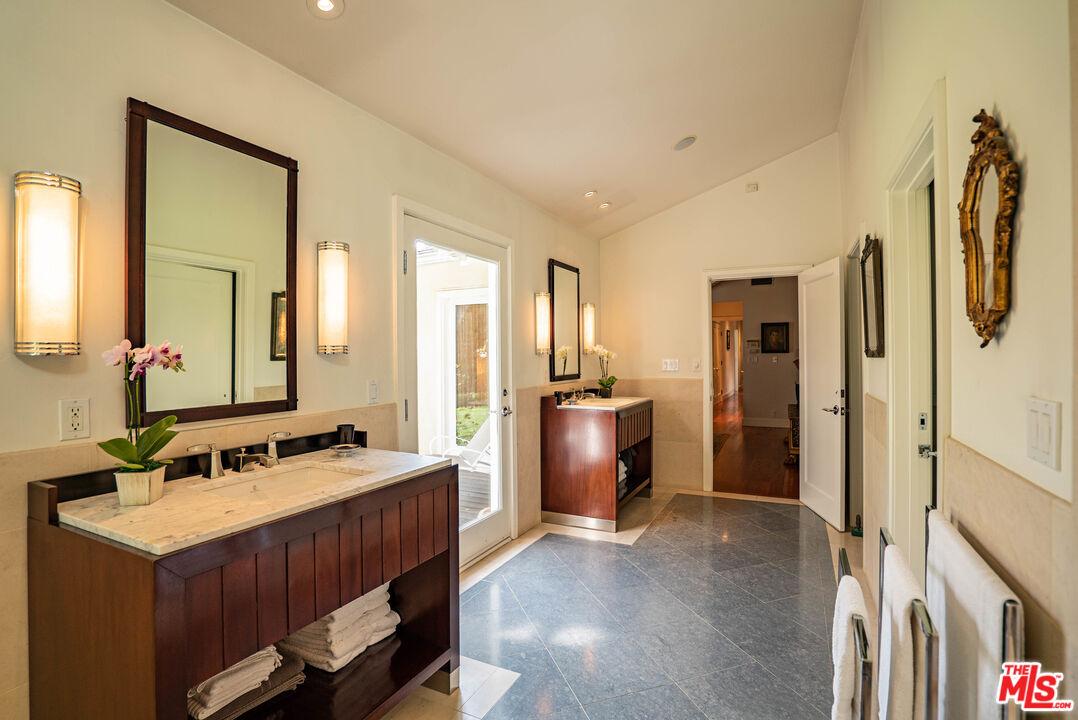 Main Bathroom vanitys